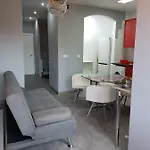 Entrevias - And Hotel León