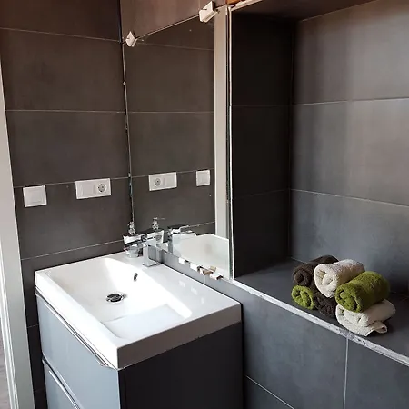 Entrevias - And Hotel León